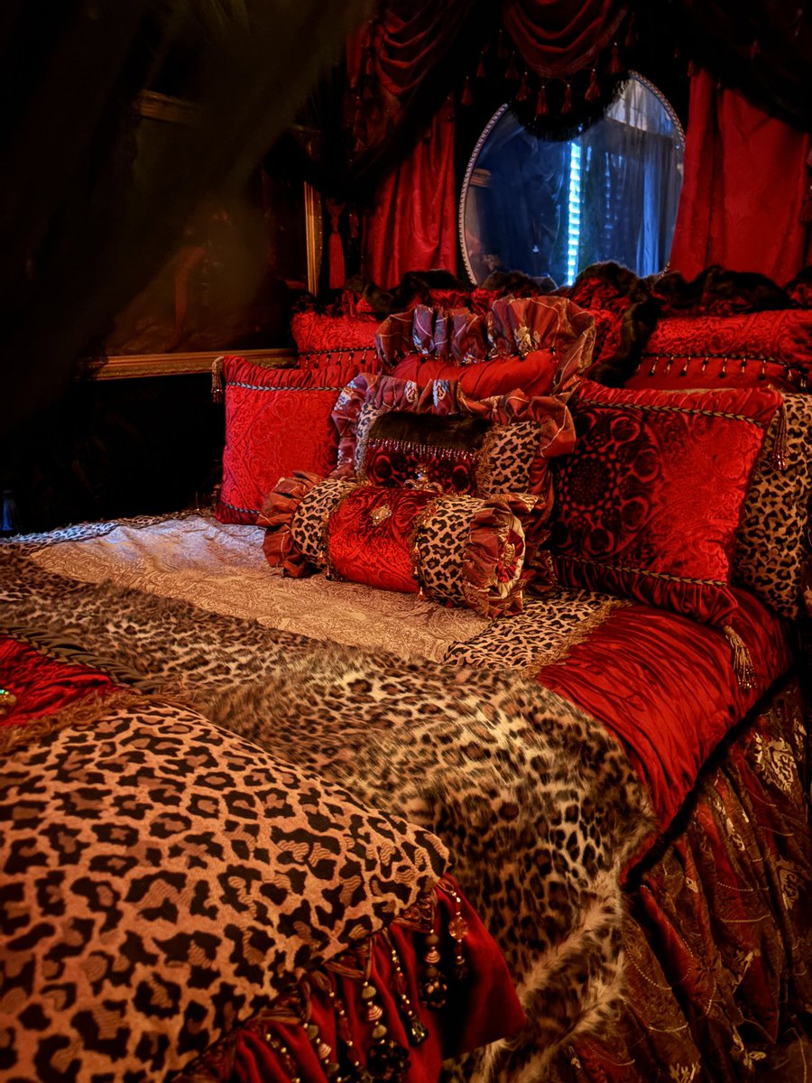 sushiflvredmilk's tweet image. New bedspread so beautiful its enough to make a grown woman cum