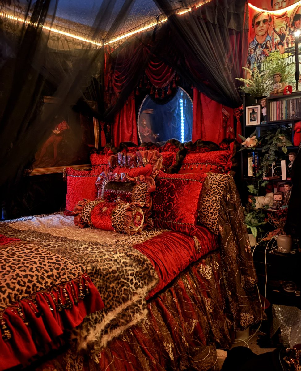 sushiflvredmilk's tweet image. New bedspread so beautiful its enough to make a grown woman cum