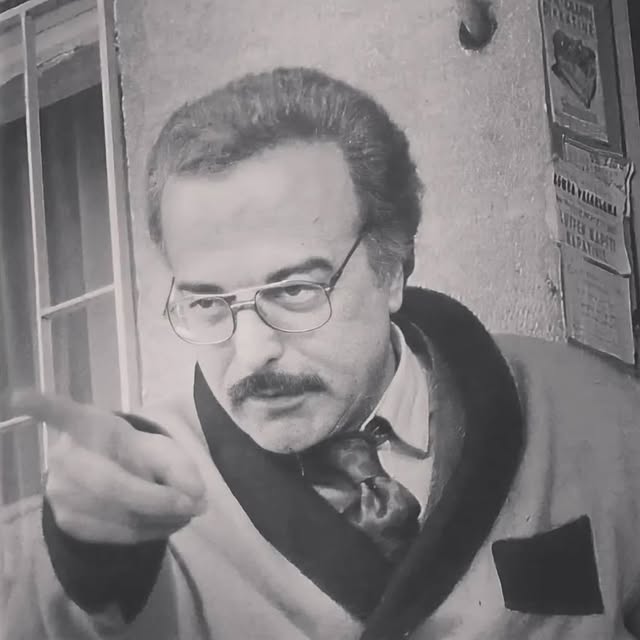 Mehmet Akan (Bizimkiler'in Sabri Beyi)1995'te Mimesis dergisine verdiği söyleşide:

"Ben kendi adıma Marksizm'in, diyalektik materyalizmin çöktüğünü düşünmedim. Çünkü Marksizm ve diyalektik materyalizm toplumu çözümlerken bilim değerine sahiptir. Ben dünyada olan olayları hala