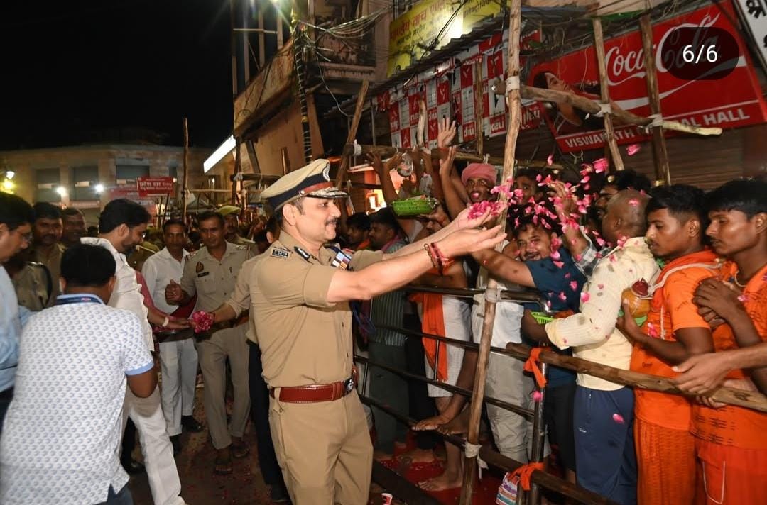 शहर के महत्वपूर्ण पद पर सुशोभित ये पुलिस कमिश्नर है जिनका काम शहर मे अपराध और कानून व्यवस्था का समीकरण ठीक रखने का है लेकिन अति जाति वादी मुख्यमंत्री ने पूरे प्रदेश को गोरखपुर का मठ बनाकर  #publicservice के चुनकर आये #IAS #IPS को धार्मिक आयोजन में झोंक रखा है। शहर में जातीय