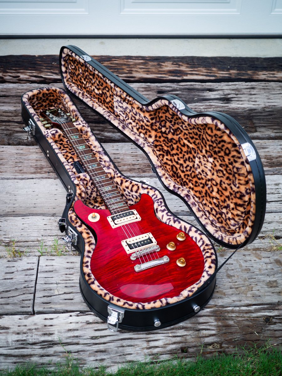 JACK_3298's tweet image. my new gear…
Biliy Joeなエピフォンのハードケース
TAK DCを持ち出すたびにAnvilのツアーケースはハードすぎるので…
ド派手な内張が最高です