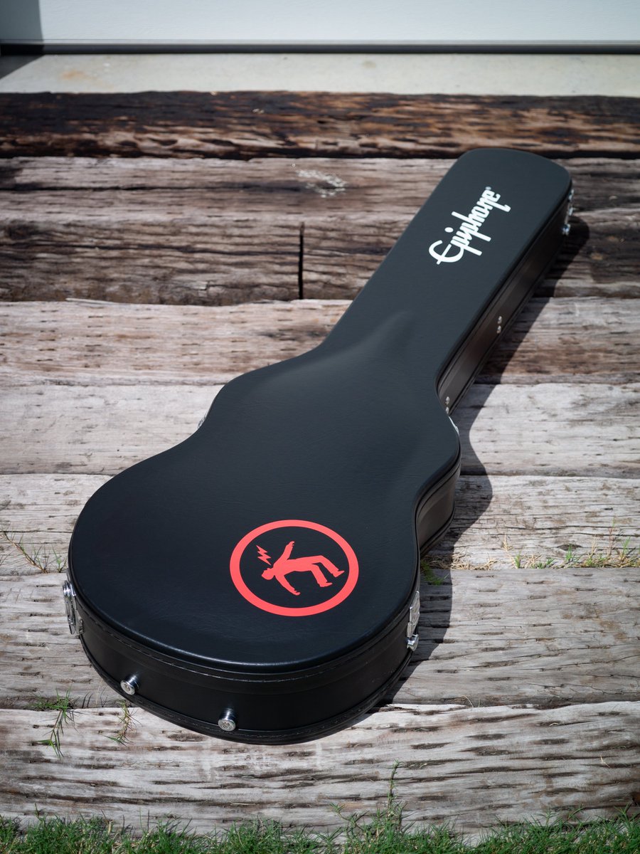 JACK_3298's tweet image. my new gear…
Biliy Joeなエピフォンのハードケース
TAK DCを持ち出すたびにAnvilのツアーケースはハードすぎるので…
ド派手な内張が最高です