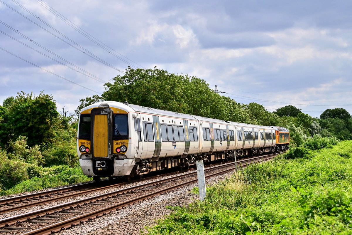 57310 leads away from Stamford with 387101 in tow on 5Q77 Asfordby RIDC to Hornsey EMU Depot.