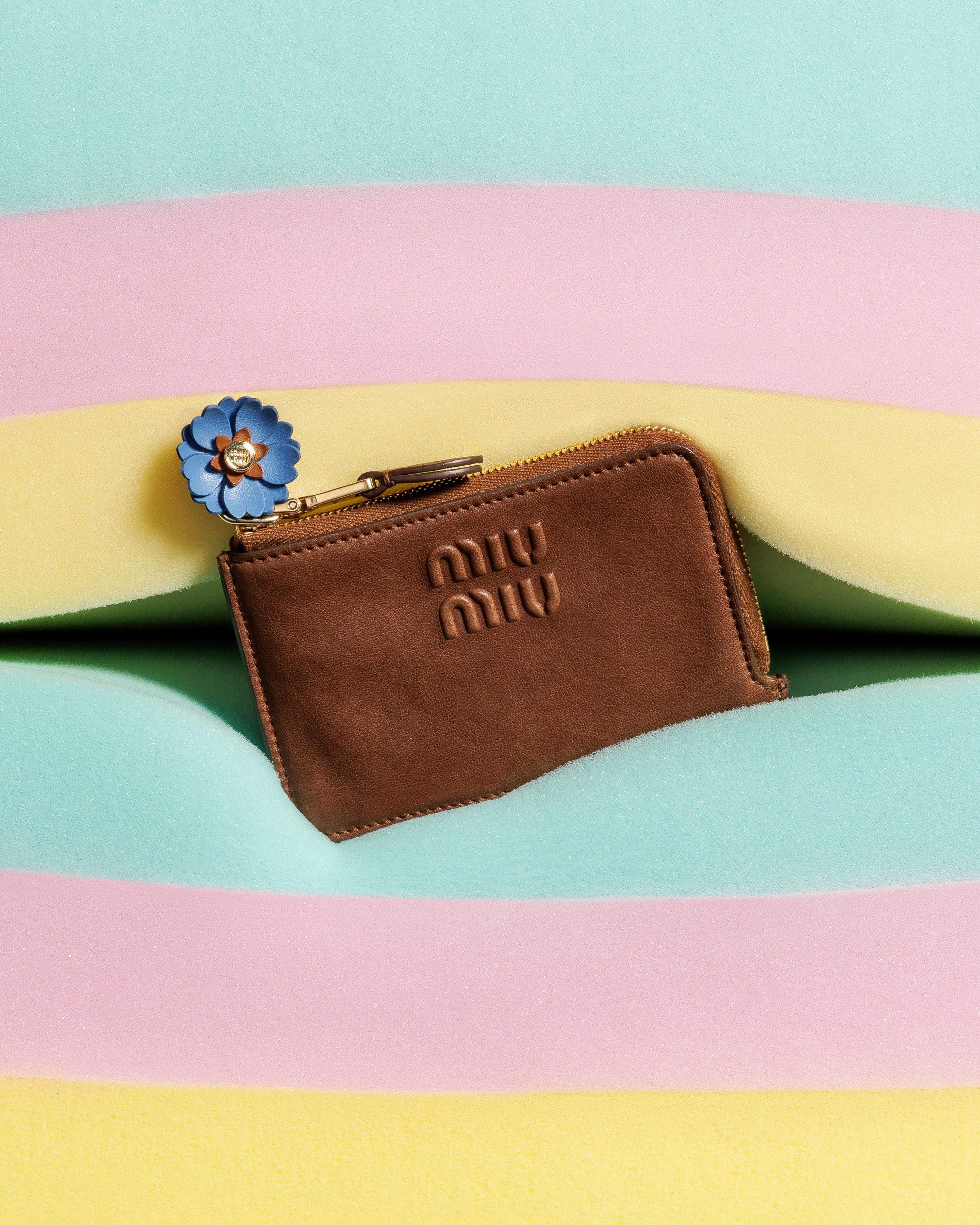 【関税込】MiuMiu ロゴレザー ミュール すぐ届く！miumiu スポーティクロスレザーサンダル (MiuMiu