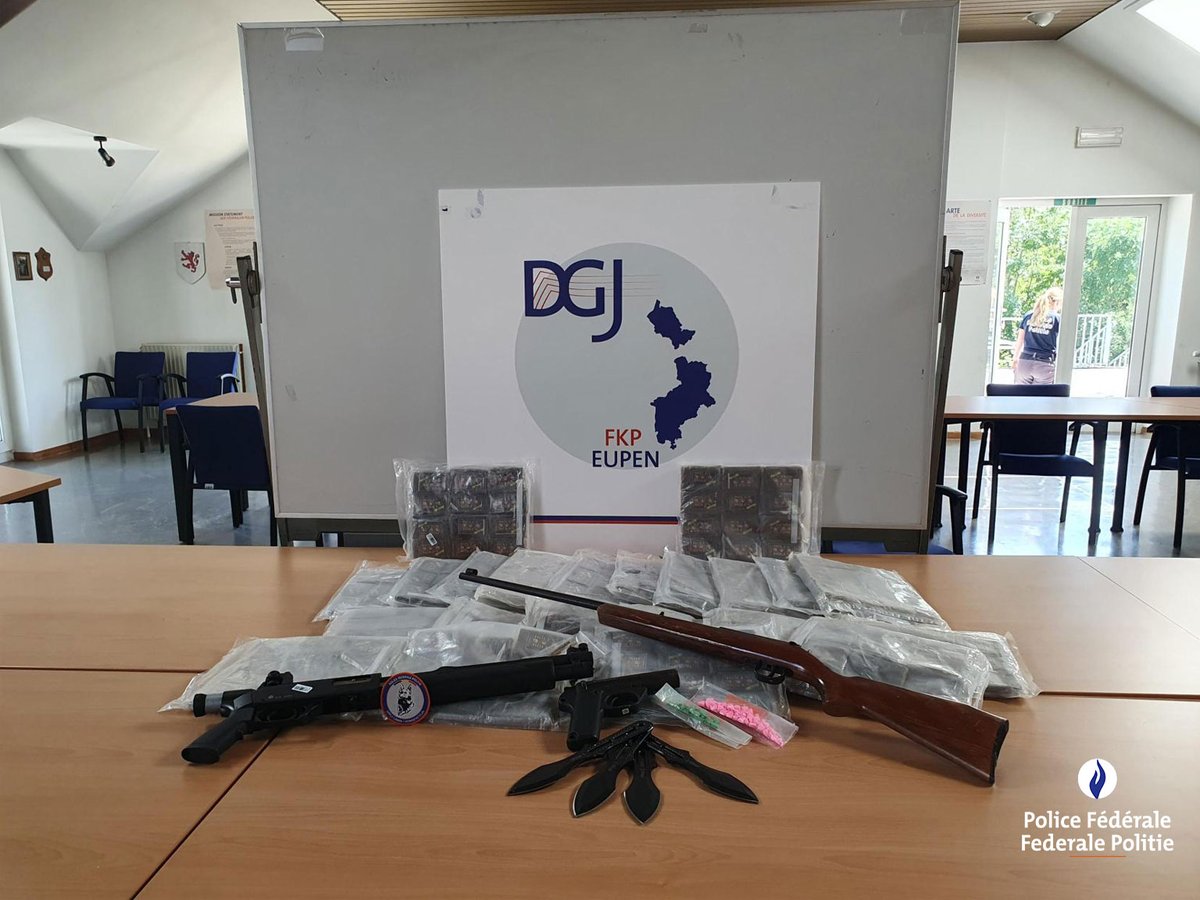 policefederale's tweet image. Le 10 juillet à Eupen, plusieurs #perquisitions ont permis de saisir 26 kg de haschisch, des pilules d’ecstasy, des #armes prohibées et de l’argent.
👮‍♂️ Trois #suspects ont été arrêtés.
🐾 Merci à l'#Appuicanin de la Police Fédérale pour son rôle clé dans cette opération.