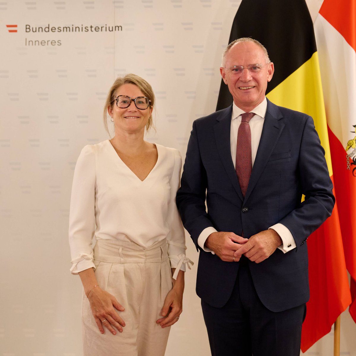 BMI_OE's tweet image. Innenminister Gerhard Karner empfing Belgiens Ministerin Van Bossuyt in Wien. Im Fokus des Arbeitsgesprächs standen Abschiebungen, Außengrenzschutz und eine harte Asylpolitik. Österreich gilt als Vorbild für Verschärfungen in Belgien. 🔗 bmi.gv.at/news.aspx?id=7…