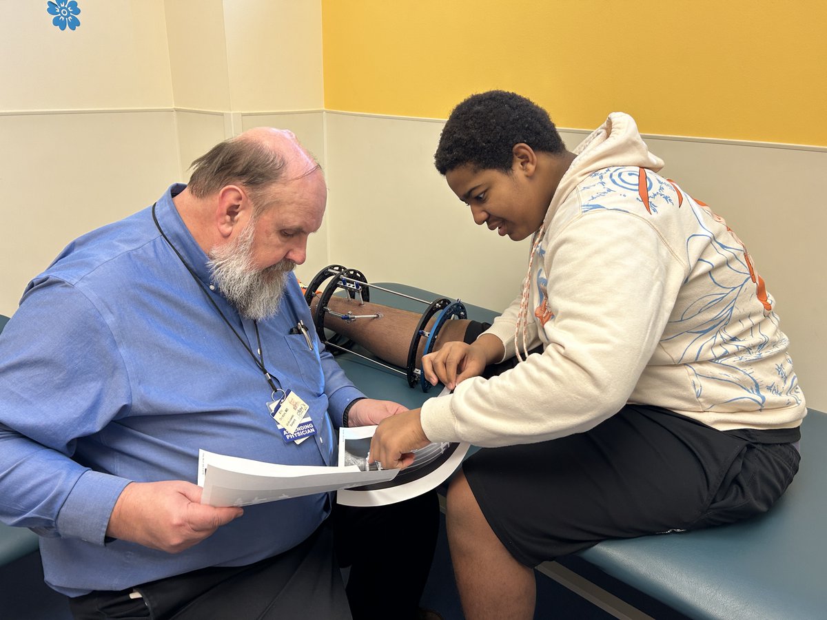 ShrinersStLouis's tweet image. Every child deserves to be part of their care. 💬
J. Eric Gordon, M.D., sits with Alejandro to go over his latest x-ray, making sure he understands his progress.
When kids are informed, they feel empowered. 💪🏻
Read more of Alejandro's patient story at: ow.ly/gfEH50W7liM