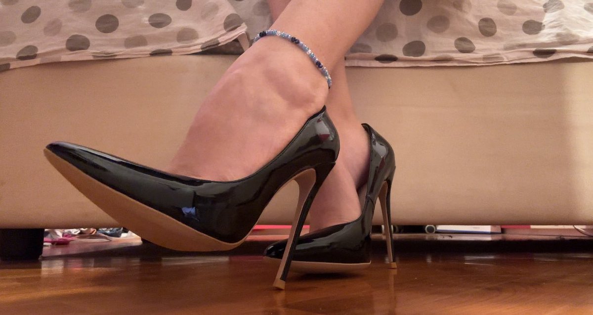 SPH + umiliazione fidanzata 
Indosso i tacchi e te li faccio leccare insieme a quella sfigata della tua fidanzata. Entrambi in ginocchio ai miei piedi che dopo pulirete a fondo con le vostre lingue. 
⏱️ 3:15
💸 Omaggio Tipfunder o Amazon. No Revolut. No PayPal. Store di Loyalfans