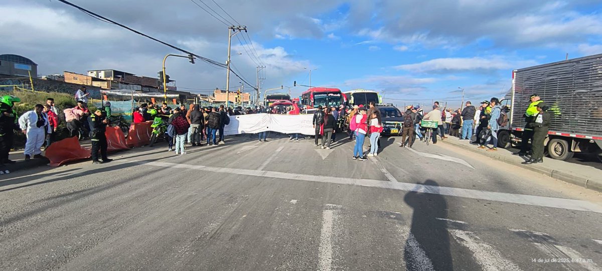 A esta hora se registra un bloqueo en la Autopista Sur (sector 3M) por parte de un grupo de manifestantes del barrio Altos de la Florida.

El Gobierno de Soacha, a través de la Secretaría de Infraestructura, ya ha sostenido reuniones con líderes comunitarios y ha socializado