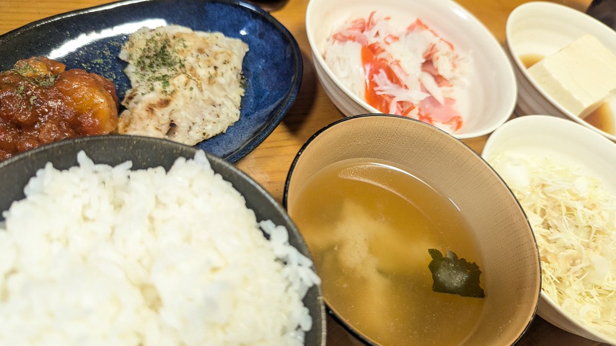 ただいまんもす＼(^o^)／

今日はおかずいっぱい(   ◜ω◝ )
カニ(偽物)美味いんだよな～(笑)

いただきまっするー(^q^)

byむー