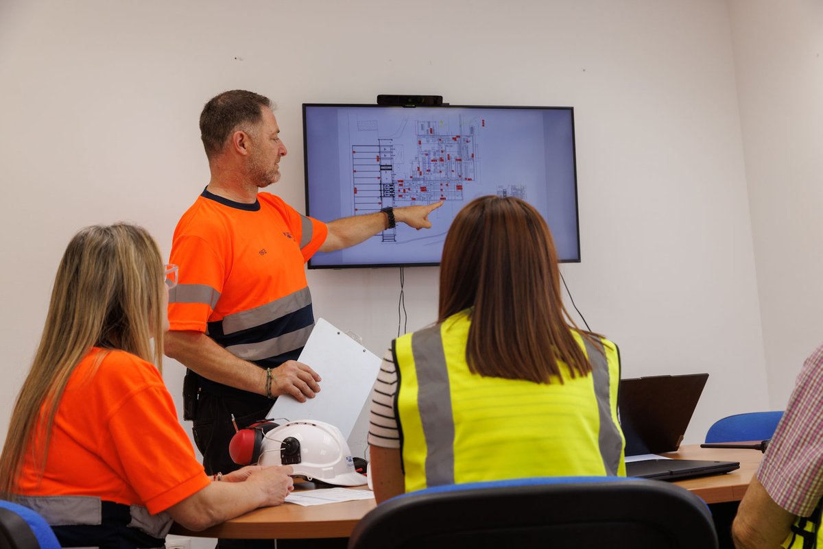 👷‍♀️👷‍♂️ Orgullo de equipo, orgullo Valoriza

Cada jornada empieza con el compromiso de quienes hacen posible que nuestros municipios estén limpios, cuidados y en equilibrio con el entorno.

💚 En Valoriza, las personas están en el centro de todo lo que hacemos.

Gracias por todo.