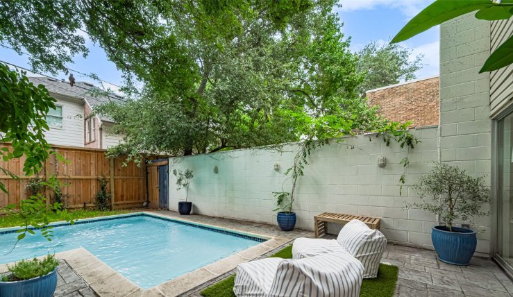 uptowngroup's tweet photo. Don’t miss this beautiful fully renovated home nestled in the highly sought-after West University area! 

3 Bedroom(s)
2 Full &amp; 1 Half Bath(s)
1,717 Sqft
2,592 Lot Sqft
Rental 

Where?
3017 Bissonnet St
Houston, TX 77005

#rental #townhouse #condominium #realtors #realestate https://t.co/VXphFmOCnW