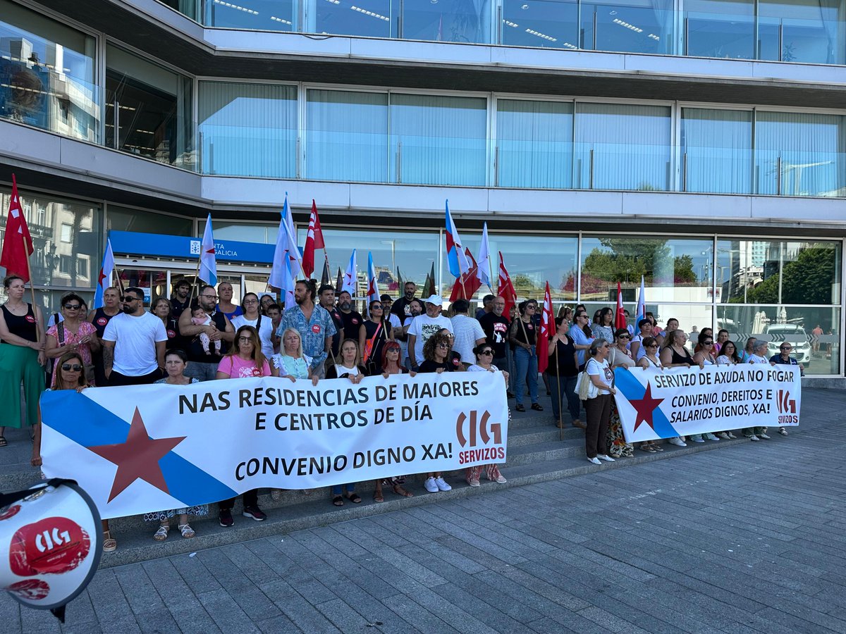 📣Traballadoras de residencias privadas de maiores e de SAF mobilízanse nos edificios da #Xunta por condicións laborais e salariais dignas 
 🗣️Reclaman  a implicación de Política Social para desbloquear a negociación  colectiva e o recoñecemento que merecen os traballos de