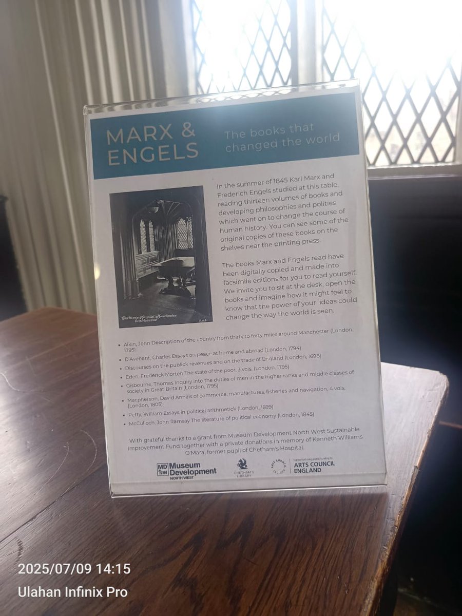 loga1971N's tweet image. The books that changed the world.
#KarlMarx &amp;amp; #Engels ❤️ 💚