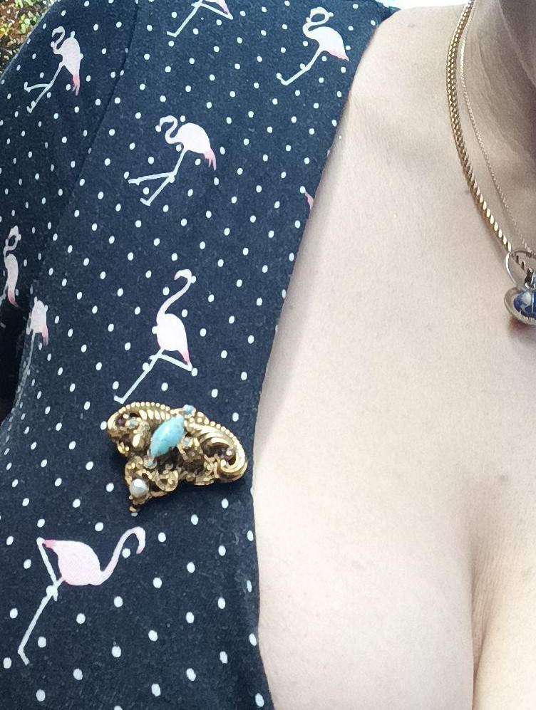 @ queers de Paris 
J'étais à la cité Fertile hier soir pour le bal de Barbieturix et j'y ai perdu mon cadeau d'anniversaire reçu le midi même : cette très jolie broche. Si qqun l'a retrouvée je paye un verre merci 🥹
RT appréciés évidemment