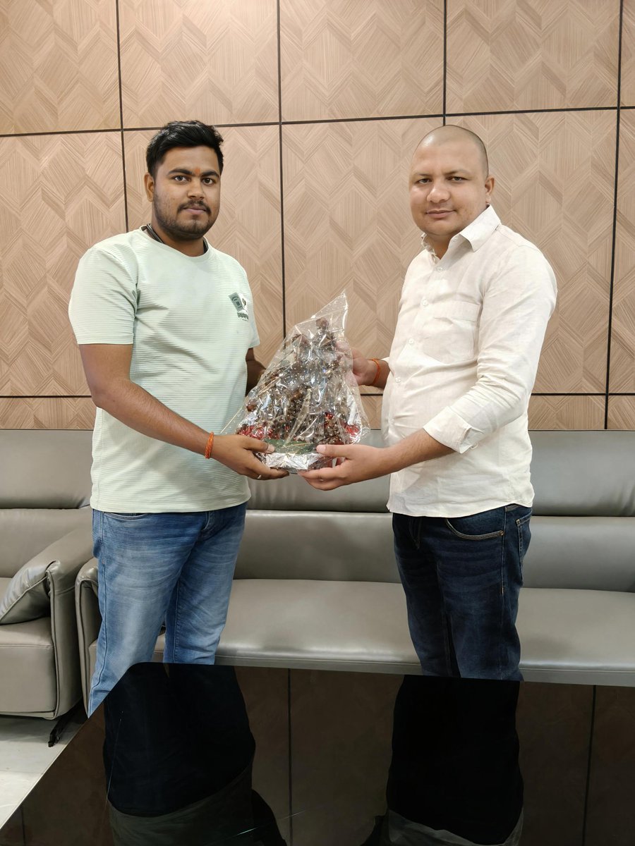 आज आईटी सेल प्रदेश सह प्रभारी (उत्तर प्रदेश) प्रिय अनुज आशुतोष पाण्डेय जी से मुलाकात हुई और सवर्ण आर्मी के आईटी सेल को और मजबूत करने की सार्थक चर्चा हुई।