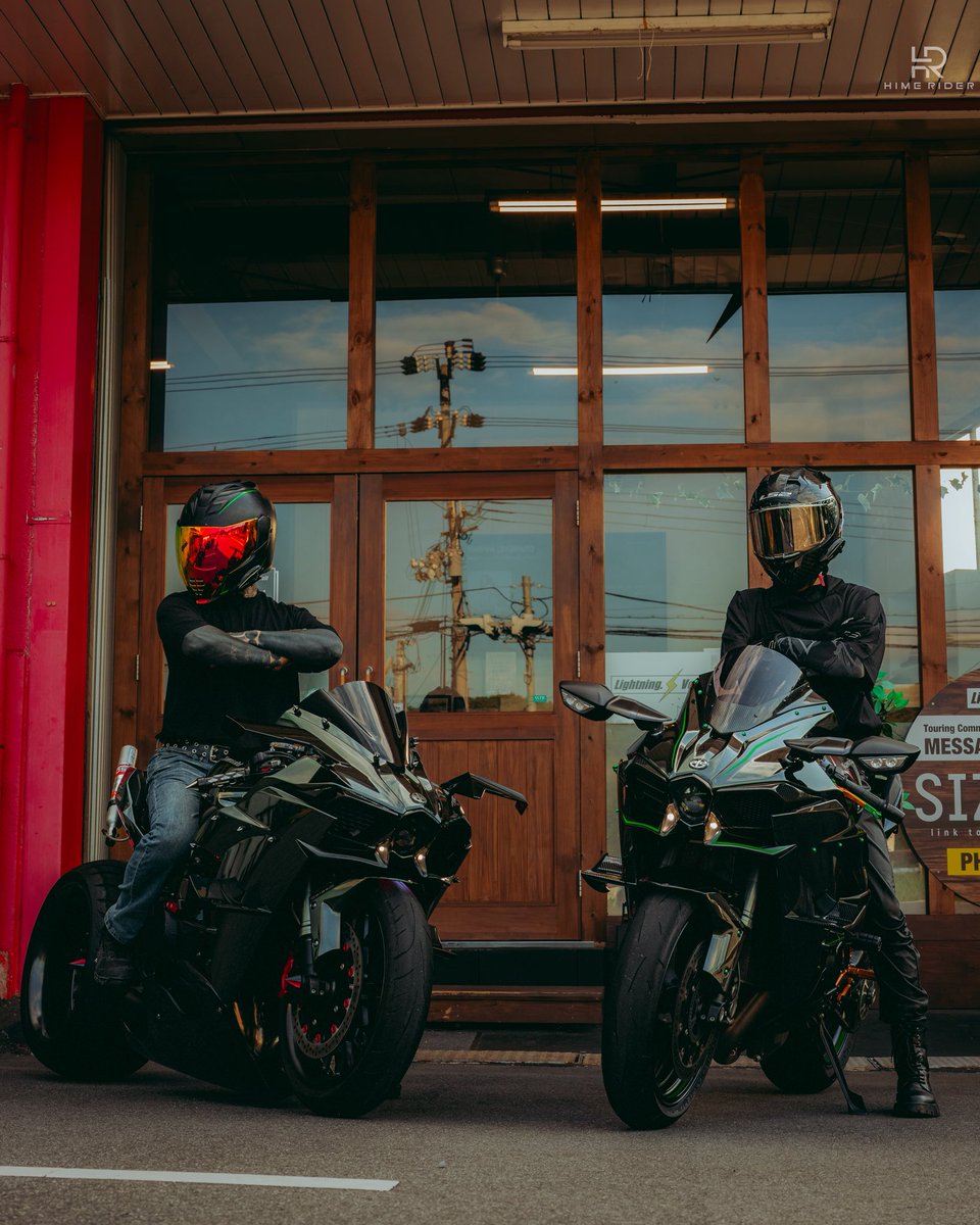 jin_h2_2015's tweet photo. プロカメラマンに撮影してもらいました！
#h2 #ninja #Kawasaki #LightningVolt https://t.co/ucZjC9gkUh