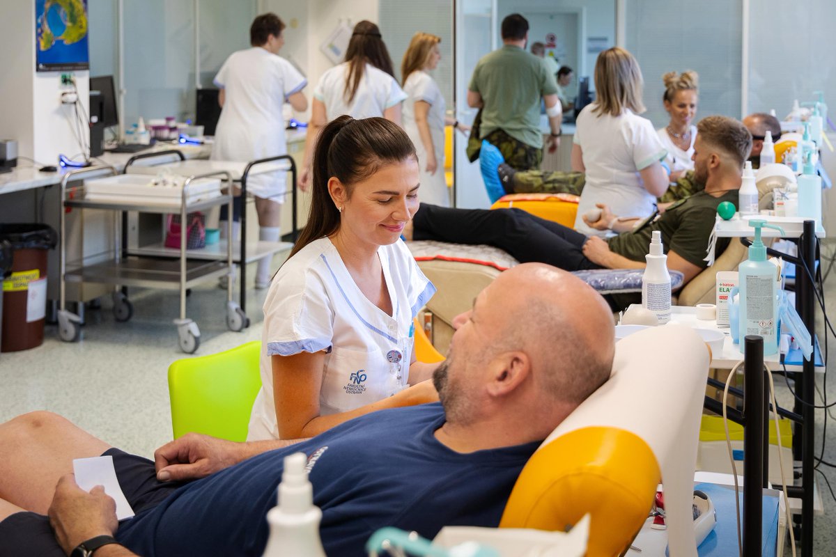 FN_Ostrava's tweet image. 🎶Organizátoři festivalu @colours_cz zareagovali na aktuální kritickou situaci v🩸Krevním centrum @FN_Ostrava🏥Dárci krve, kteří tam přijdou darovat od pondělí do středy, mohou získat vstupenky na letošní ročník‼️
🩸Zásoby krve jsou po prvních dvou týdnech prázdnin na minimu.…