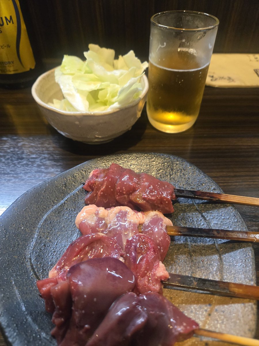 Rii18071118's tweet image. 先日。旦那さん行きつけの焼き鳥屋さんに連れてってもらいました～✨
(催促したとも言う😂)
焼酎と合いすぎる～😆