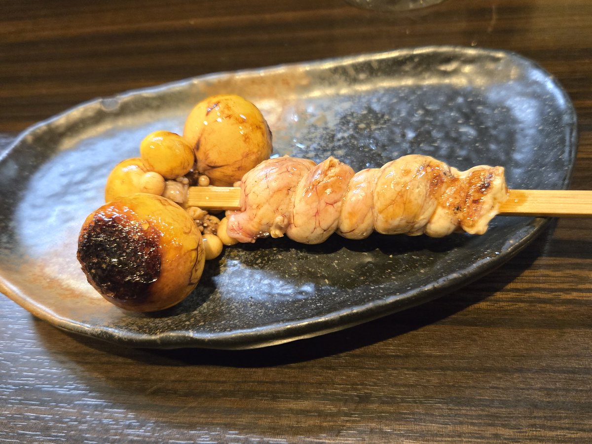 Rii18071118's tweet image. 先日。旦那さん行きつけの焼き鳥屋さんに連れてってもらいました～✨
(催促したとも言う😂)
焼酎と合いすぎる～😆
