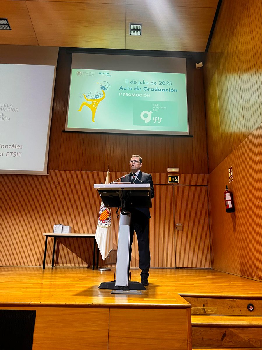 TelecoUPV's tweet image. 🟠El viernes celebramos la graduación de la 1ª promoción de estudiantes del GIFIS. El acto estuvo presidido por el director de la ETSIT, Héctor Esteban, el vicerrector de estudiantes Alberto Conejero y el docente José Capmany como padrino
⏯️#video youtube.com/watch?v=3tfbs3…