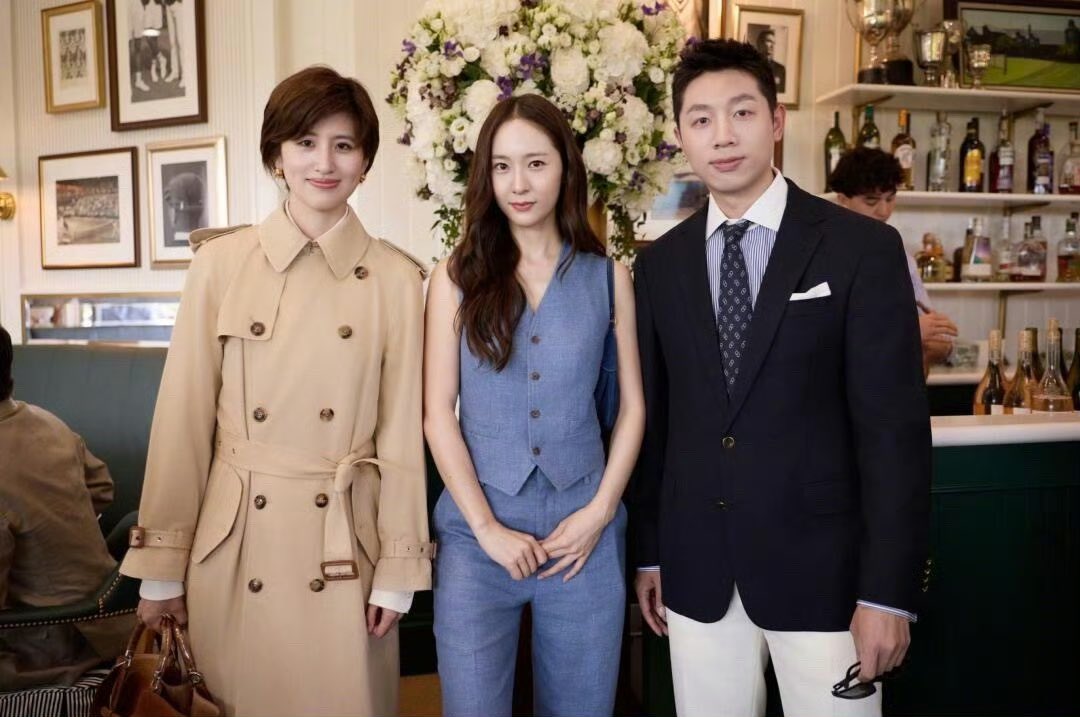 krystclass's tweet image. Krystal with Xu Xin & Yao Yan (former table tennis players)
*via JSJ Bar