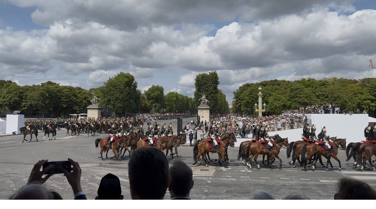 AmbDEenFR's tweet image. Joyeuse fête nationale à nos amis 🇫🇷 !
Liberté, Égalité, Fraternité - défendre les valeurs de la Révolution est toujours d’actualité et un défi que nous relevons ensemble.
Vive l'amitié 🇫🇷🤝🇩🇪, vive la France ! #14JuilletLeDéfilé
