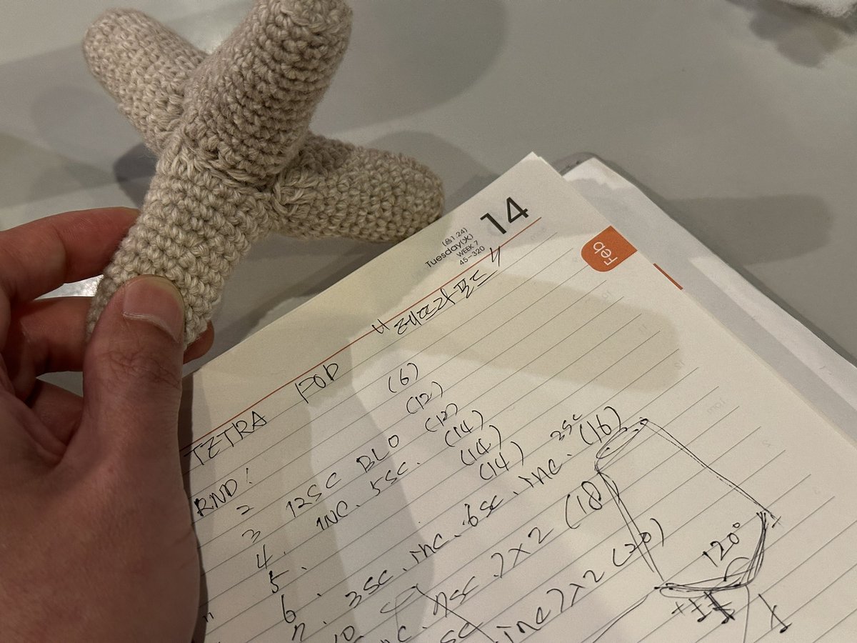 뵹뵹님 아이디어로 뜨방파제 시리즈 구상해봄. 테뜨라포드 일단 완성. 조금 수정하면 귀여울 듯👾