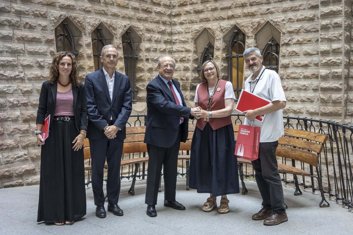 Fundació Catalunya La Pedrera (@fclp_fundacio) on Twitter photo 🤝 La <a href="/FCLP_Fundacio/">Fundació Catalunya La Pedrera</a> i la <a href="/sagradafamilia/">La Sagrada Família</a> unim esforços per difondre l’obra de Gaudí amb projectes culturals, educatius i científics 📚🎨🔬
🔗 + info: fundaciocatalunya-lapedrera.com/ca/noticies/fu…
📸 Fotos © Fundació Junta Constructora del Temple Expiatori de la Sagrada Família / Pep Daudé. 🤝 La <a href="/FCLP_Fundacio/">Fundació Catalunya La Pedrera</a> i la <a href="/sagradafamilia/">La Sagrada Família</a> unim esforços per difondre l’obra de Gaudí amb projectes culturals, educatius i científics 📚🎨🔬
🔗 + info: fundaciocatalunya-lapedrera.com/ca/noticies/fu…
📸 Fotos © Fundació Junta Constructora del Temple Expiatori de la Sagrada Família / Pep Daudé.