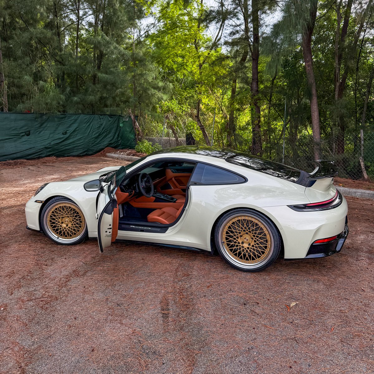 KFLETCH___'s tweet image. New 2025 Porsche 911 GTS Hybrid! Yes, a hybrid 911. 500+ hp. Geyser Grey paint and some VelosDesign Wheels. Happy Monday everyone!