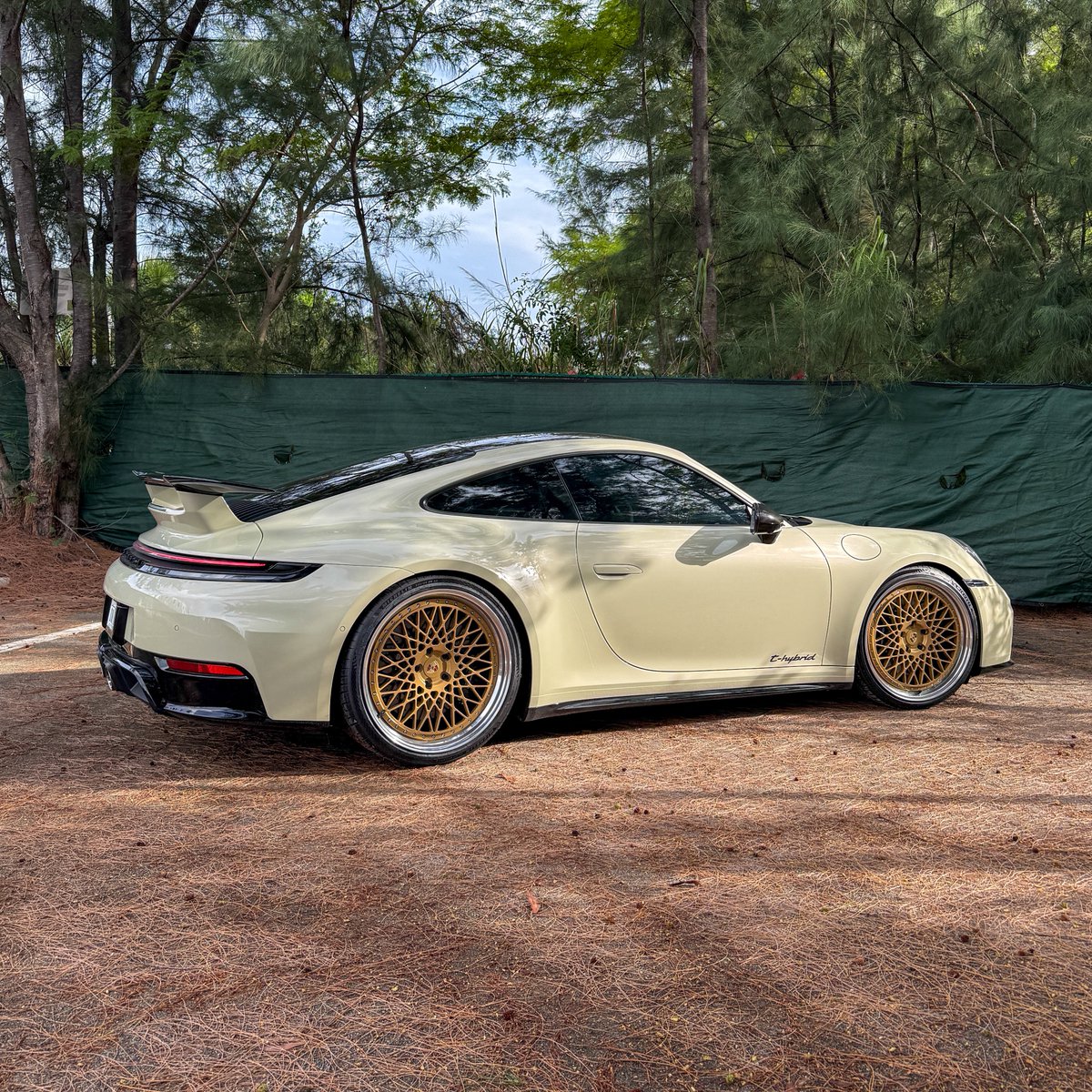 KFLETCH___'s tweet image. New 2025 Porsche 911 GTS Hybrid! Yes, a hybrid 911. 500+ hp. Geyser Grey paint and some VelosDesign Wheels. Happy Monday everyone!