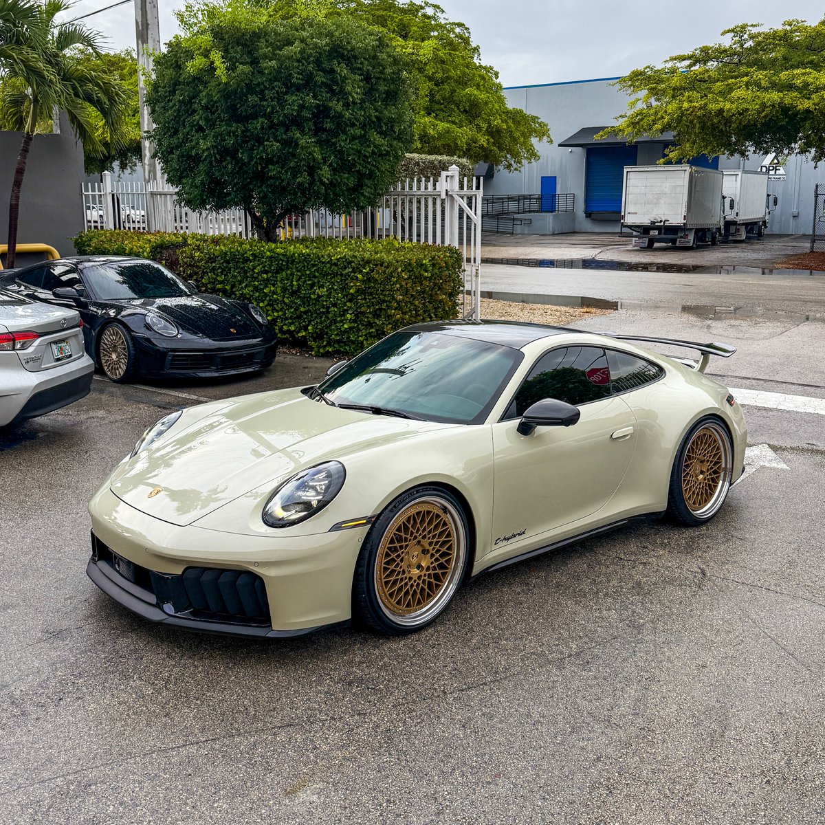 KFLETCH___'s tweet image. New 2025 Porsche 911 GTS Hybrid! Yes, a hybrid 911. 500+ hp. Geyser Grey paint and some VelosDesign Wheels. Happy Monday everyone!
