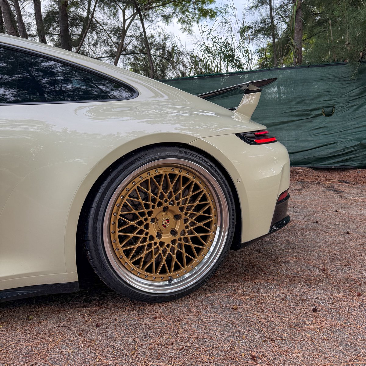 KFLETCH___'s tweet image. New 2025 Porsche 911 GTS Hybrid! Yes, a hybrid 911. 500+ hp. Geyser Grey paint and some VelosDesign Wheels. Happy Monday everyone!