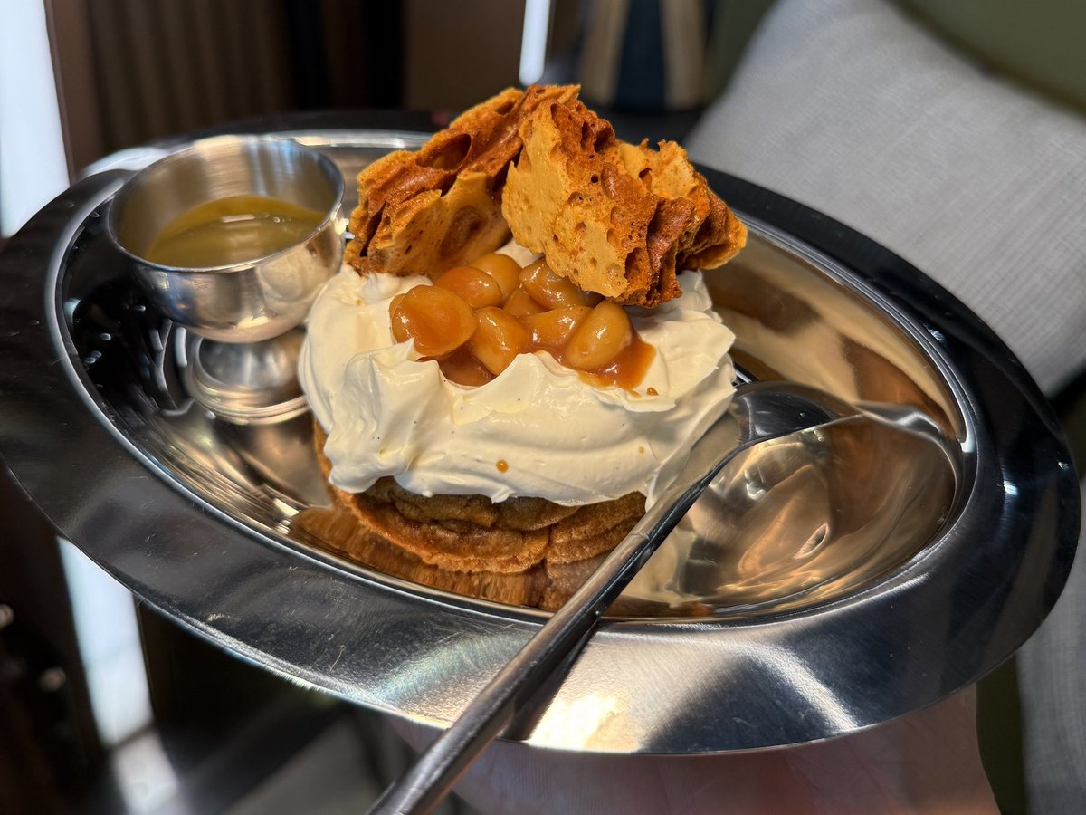 ชอบเมนู Season นี้ของร้าน A Keen House มากกกกเพราะทำมาจากถั่วแมคคาเดเมียเป็นหลัก ตั้งแต่ขนมที่เป็นคุ้กกี้ ลาเต้ด้านบนเป็นครีมแมคคาเดเมีย และ โฮจิฉะที่มีโรยด้านบน อร่อยมากเลยอะ รสชาติและ texture ทุกอย่างถูกคิดมาเป็นอย่างดี และขอแนะนำครีมบลูเล่ผสมเลมอน สดชื่นมาก <a href="/aroii/">@aroii บอกต่อ</a> #อร่อย