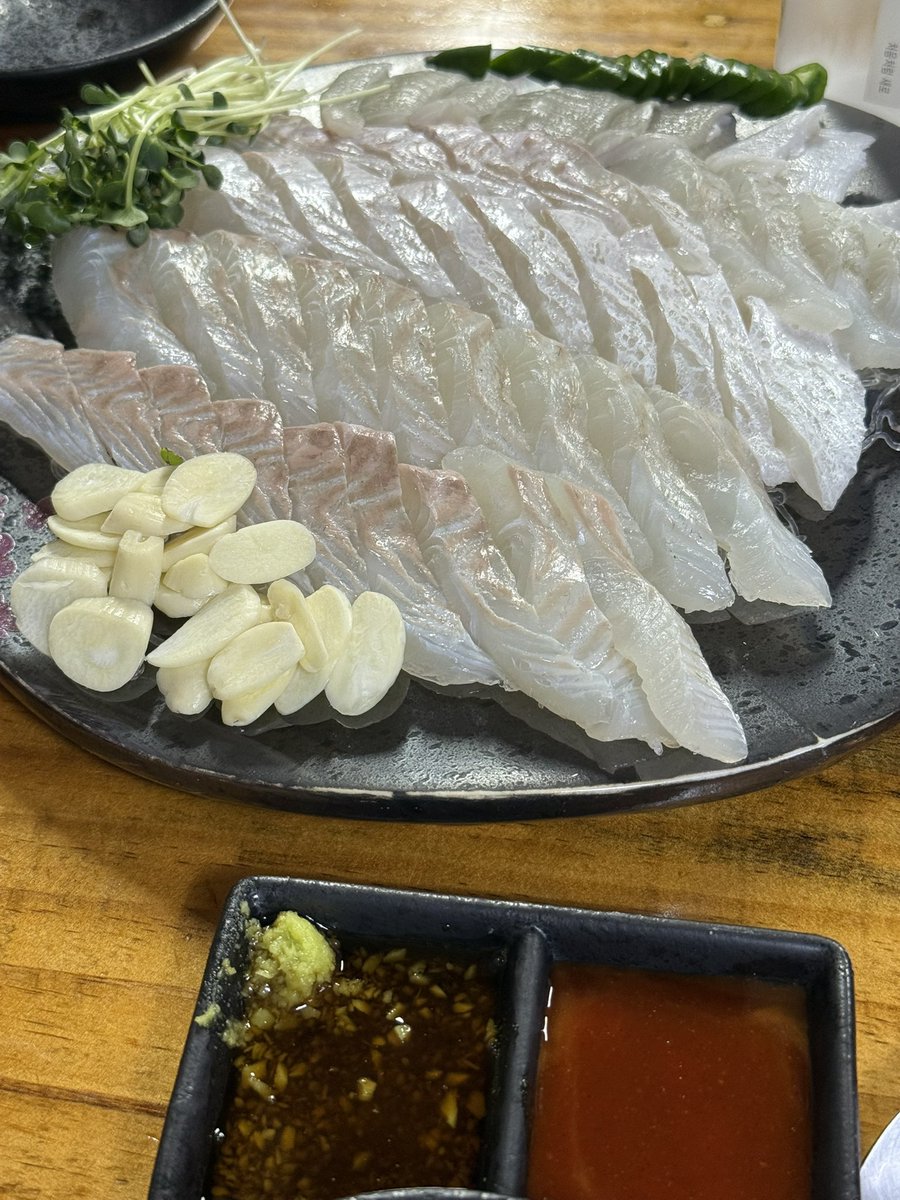 w1nteruck's tweet image. 날생선만 먹는 여자 ... 🐟🐟