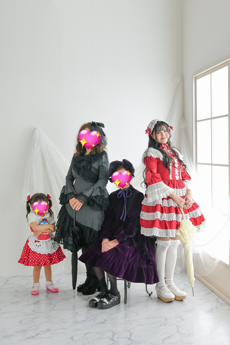 祖母・母・私・娘の4世代でロリィタ、ゴスロリを着て撮影してきた📸🤍
祖母は94歳、娘は3歳で年齢差は91歳！それでもみんな似合うしお姫様になれる素敵なファッションだと思う🎀
おばあちゃんになってもずっと着ていたいな🍒