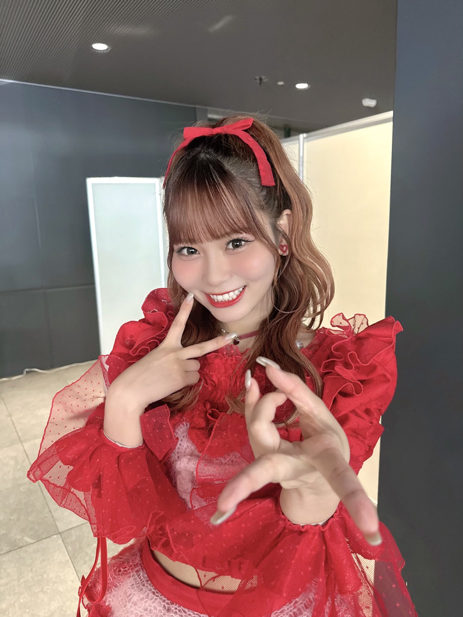 あ*送様 大場花菜 恋人以上好き未満 MV衣装 直筆 大場花菜 恋人以上、好き未満MV衣装 直筆 チュウ - メルカリ
