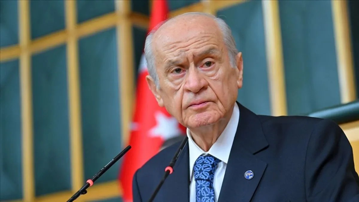 Devlet Bahçeli: 

▪️Türk tarihinde 15 Temmuz 2016 mühim bir eşiktir.

▪️Türk milleti 15 Temmuz’da ayaklanan, havadan ve karadan bomba yağdıran zehirli ve ziyan içindeki hainlerin şehadet ve gazilik onurunu kucaklayarak başını ezmiştir.