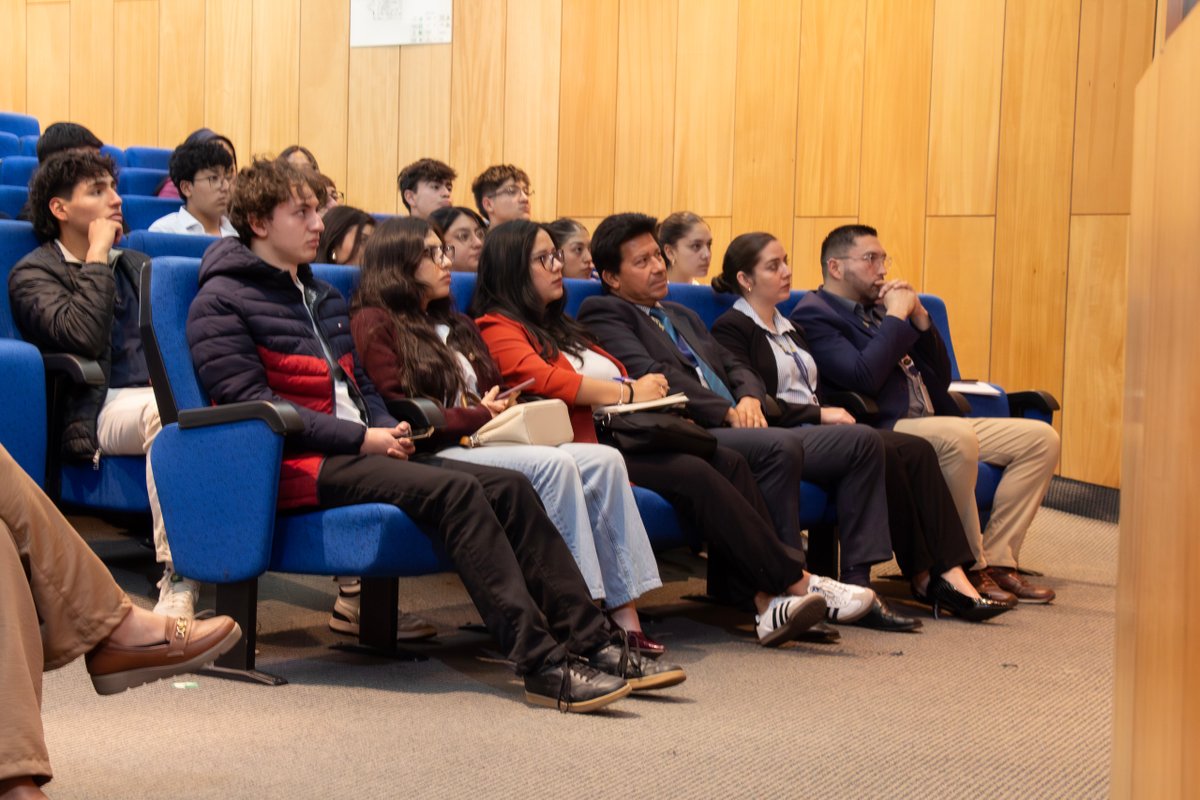 Funcionarios de la Gerencia de Estudios y Estadísticas Económicas ofrecieron un taller a estudiantes de la Universidad de Milagro, en el que se abordaron los sectores de la economía: real, monetario y financiero, externo y fiscal. 

Además, recibieron una guía sobre temas como el