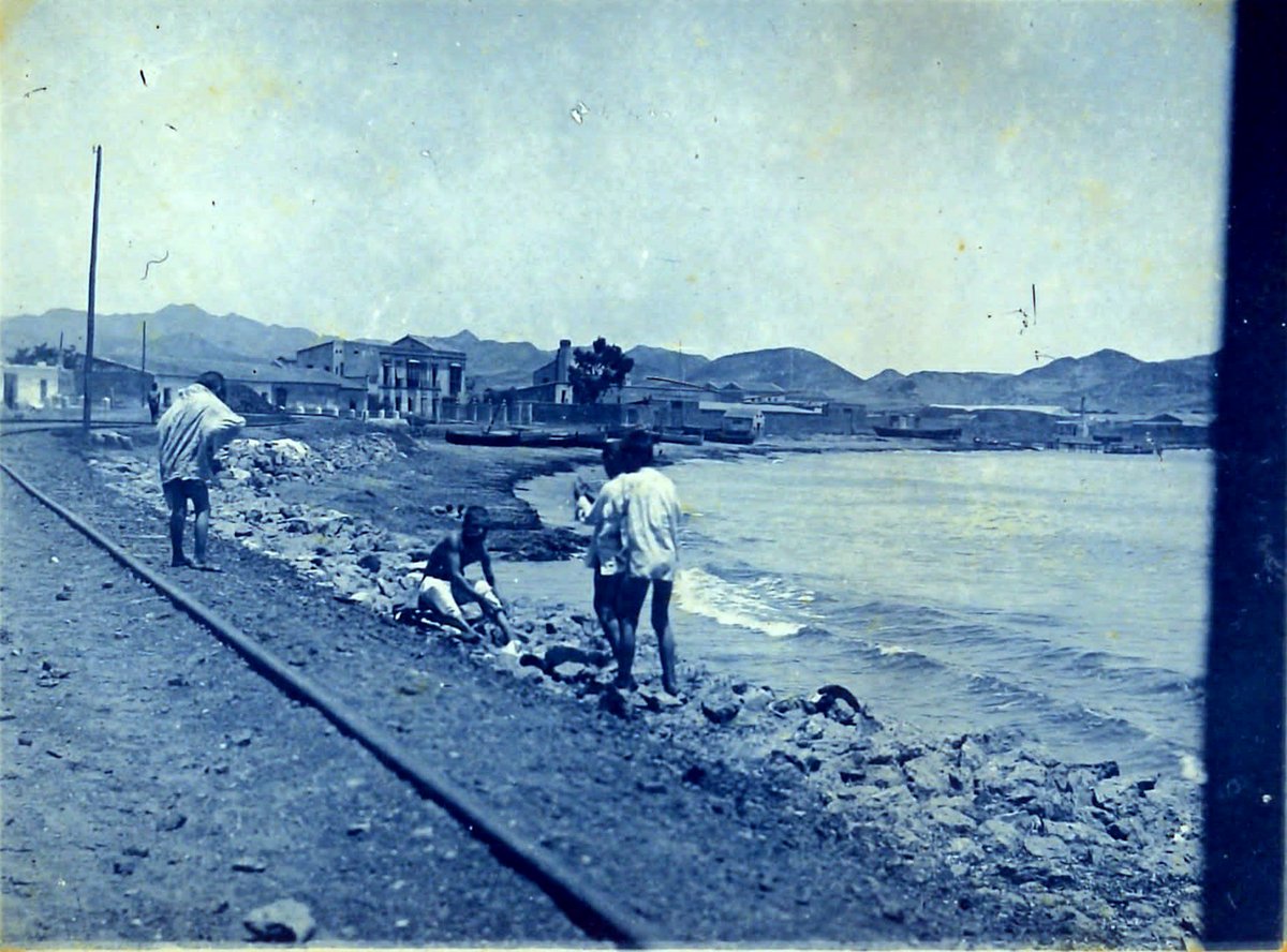 De cuando el tren formaba parte de nuestra realidad cotidiana: en las vías junto al mar en #Águilas (Foto de A.Guerrero <a href="/azaft_org/">AZAFT</a> )
No es nostalgia de pasado, es necesidad de tren
El #tren PUEDE y DEBE volver
31/12/1984-14/7/2025 #14806díassintren #Guadix #Baza #Almanzora #Lorca