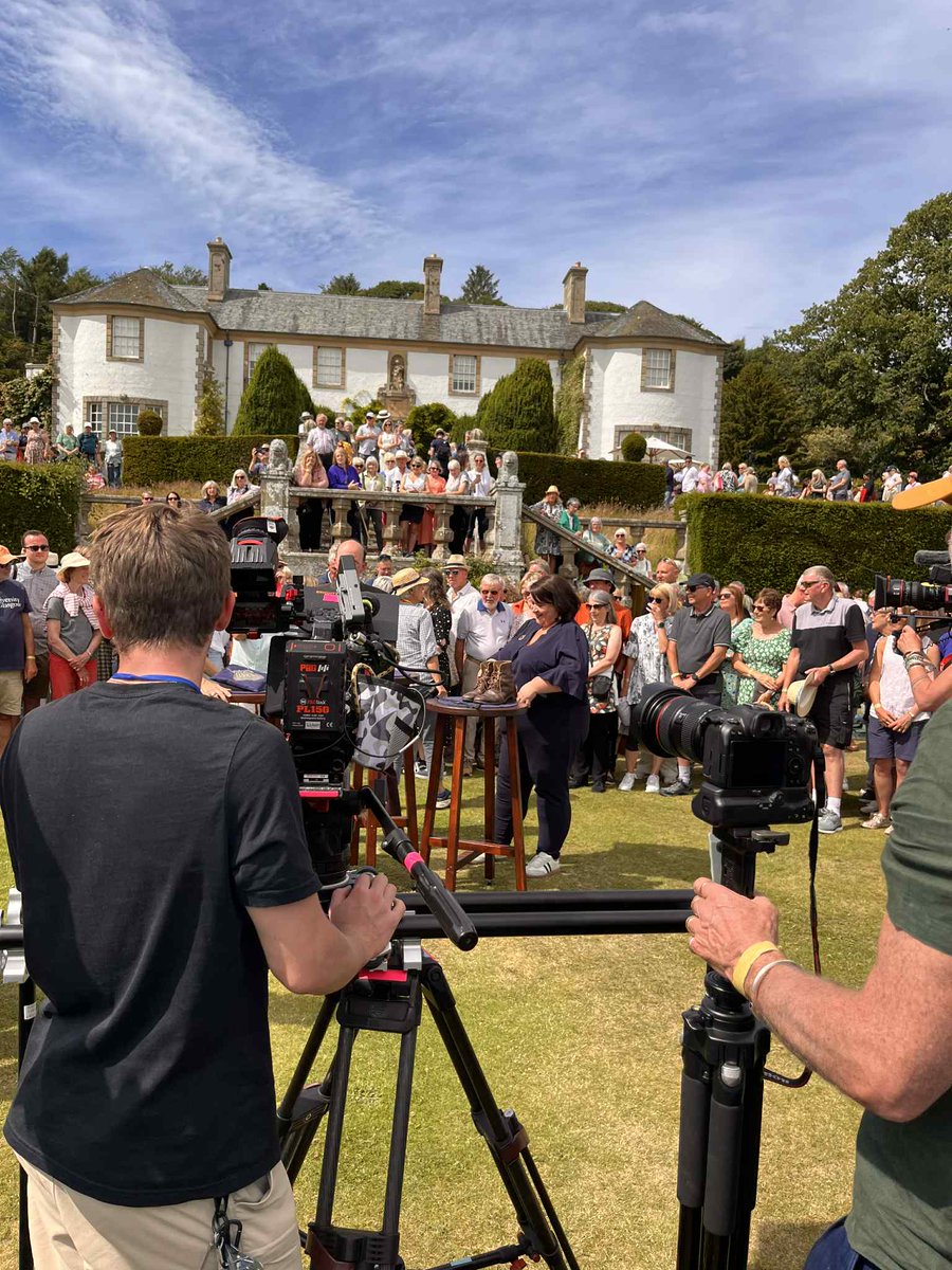 Hannika83's tweet photo. A blog about my afternoon filming for Antiques Roadshow. #WomensGolf #GolfHistory #SportingHeritage #GolfGeeks #AntiquesRoadshow
https://t.co/KfD2Siuw66 https://t.co/WXaR2UlNRG