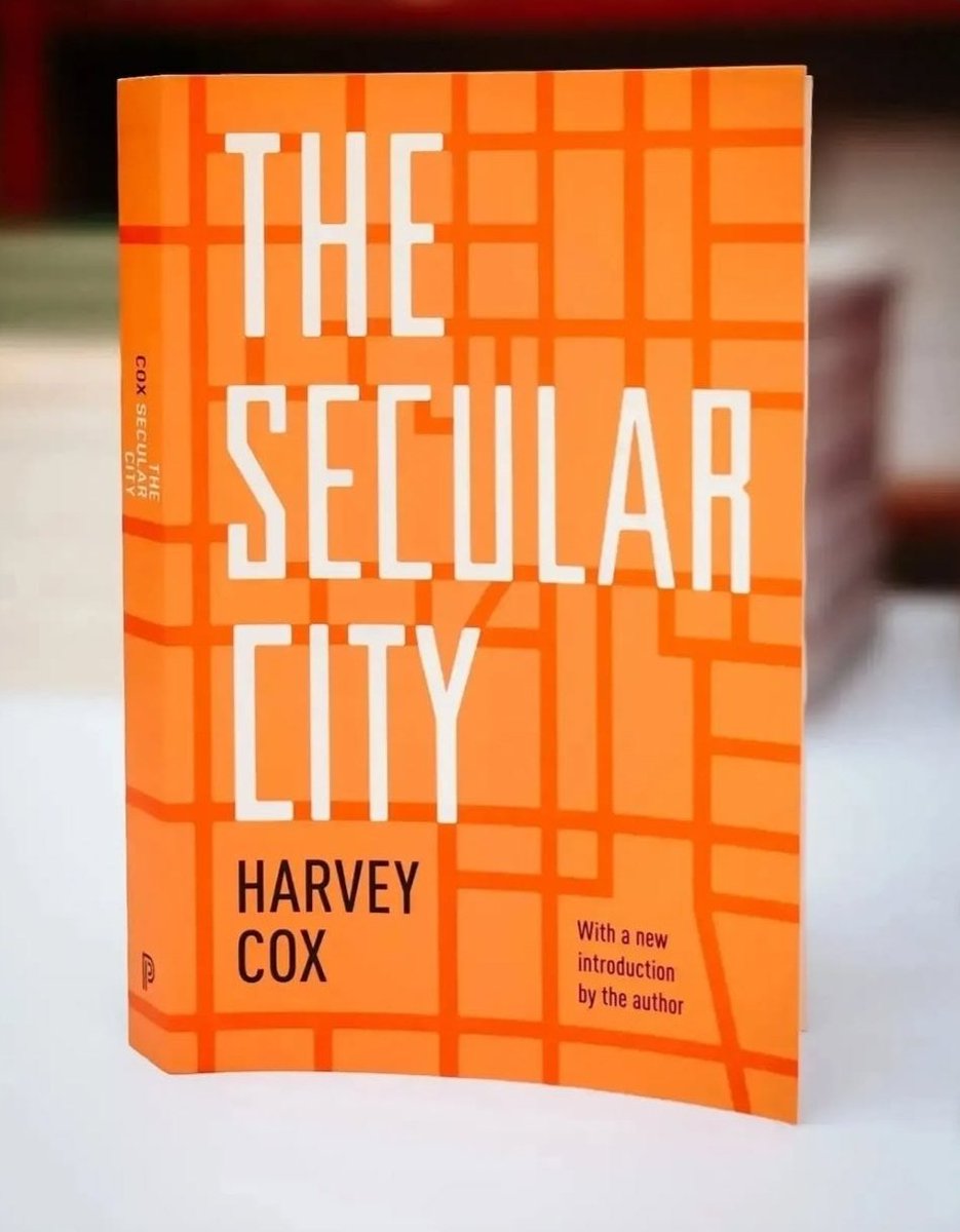 Harvey Cox'a göre tarihin ötesindeki Hristiyanlık dışındaki dünyanın sembolü olan Tanrı Şehri, Tanrı'nın eseriyken dünya içindeki seküler şehir insanın ürünüdür.

Ayrıca helenistik görüş dünyayı/varoluşu mekansal, yahudi-hristiyan görüş zamansal olarak algılar diyor Cox..