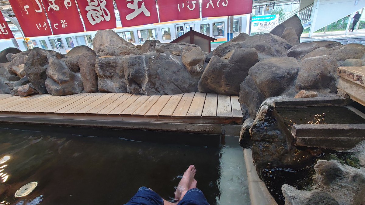 長野県には駅のホームに足湯がある駅が存在する！ここに入って電車を
