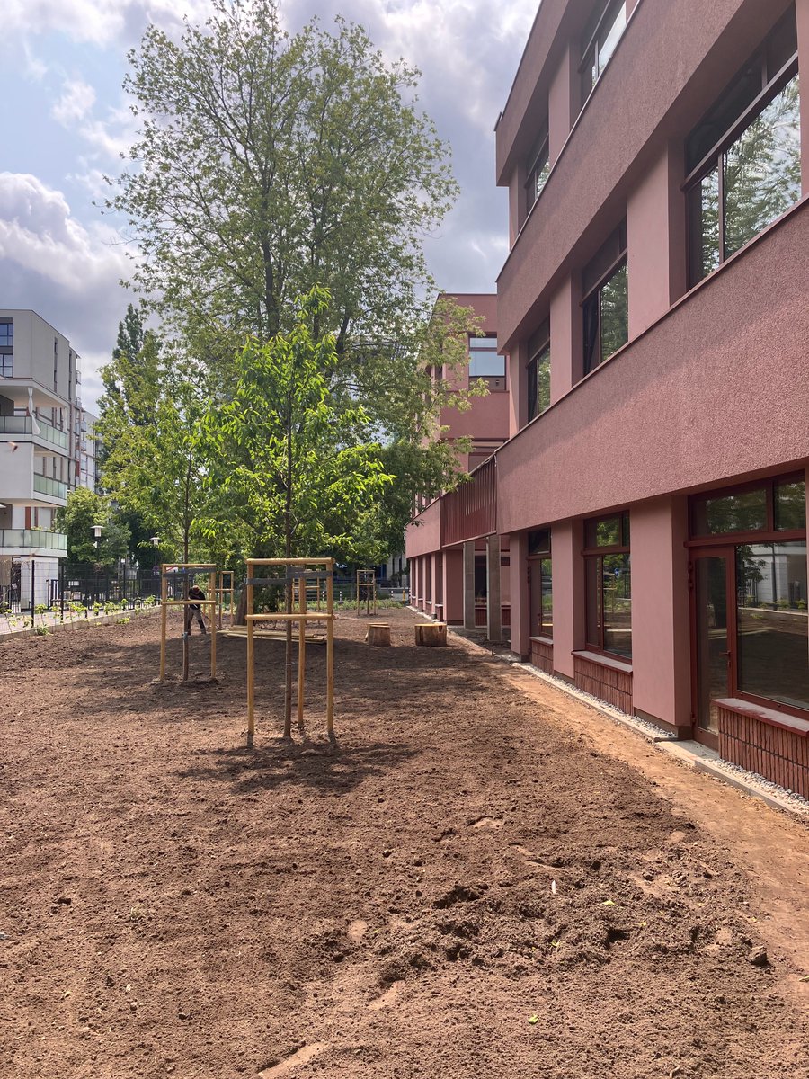 PZFD_'s tweet image. 🏫 Szkoła, zieleń i funkcje mieszkaniowe w miejscu, które do niedawna znaliśmy jako „Mordor”.
📣 To przykład, jak elastyczne narzędzia planistyczne – mądrze wykorzystane przez samorząd – pozwalają tworzyć lepsze, wielofunkcyjne miasta.

1 września w Warszawie zostanie otwarta…