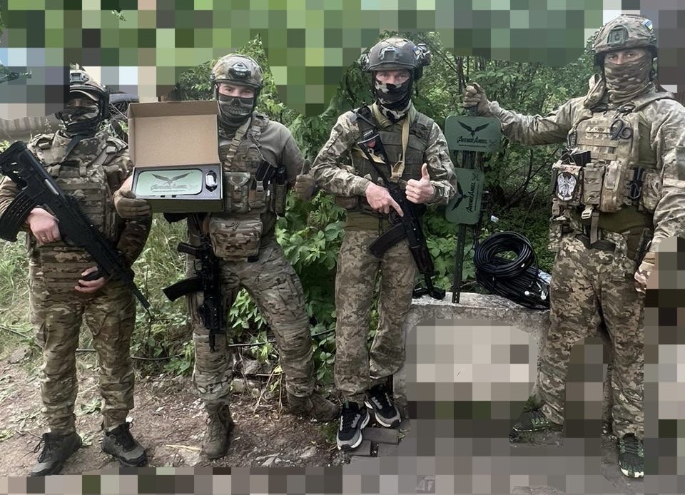 UkraineAidOps's tweet image. In one of our last newsletters, we wrote about the criticality of AvengeAngel range extenders for drone units📡
We delivered more to the 5th Brigade - who will make good use of it❤️🔥