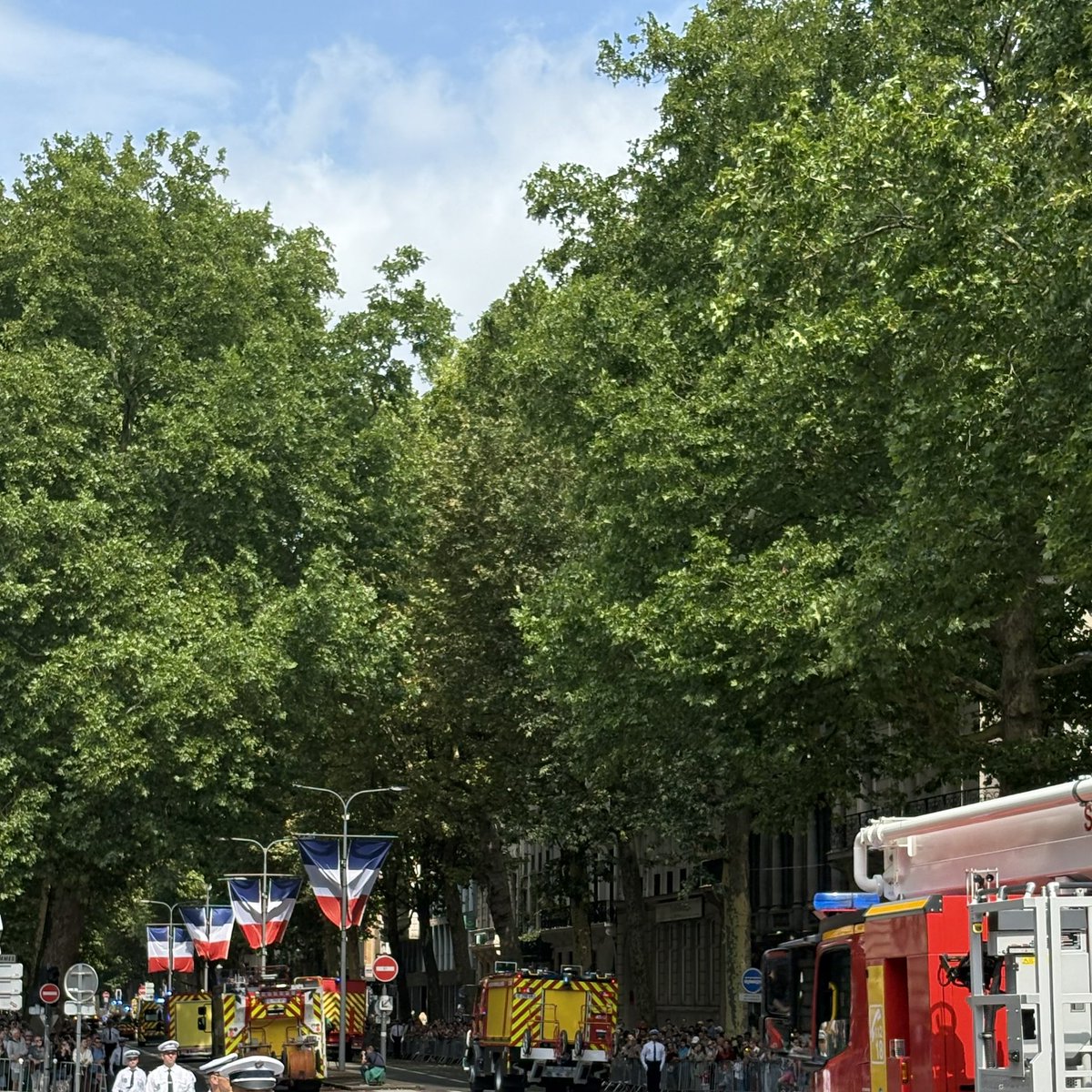 🇫🇷 Ce 14 juillet, les élus de #LilleenCommun honorent aux côtés des autorités civiles et militaires les forces de sécurité et services de secours qui défilent pour la cérémonie républicaine.

Liberté, Égalité, Fraternité