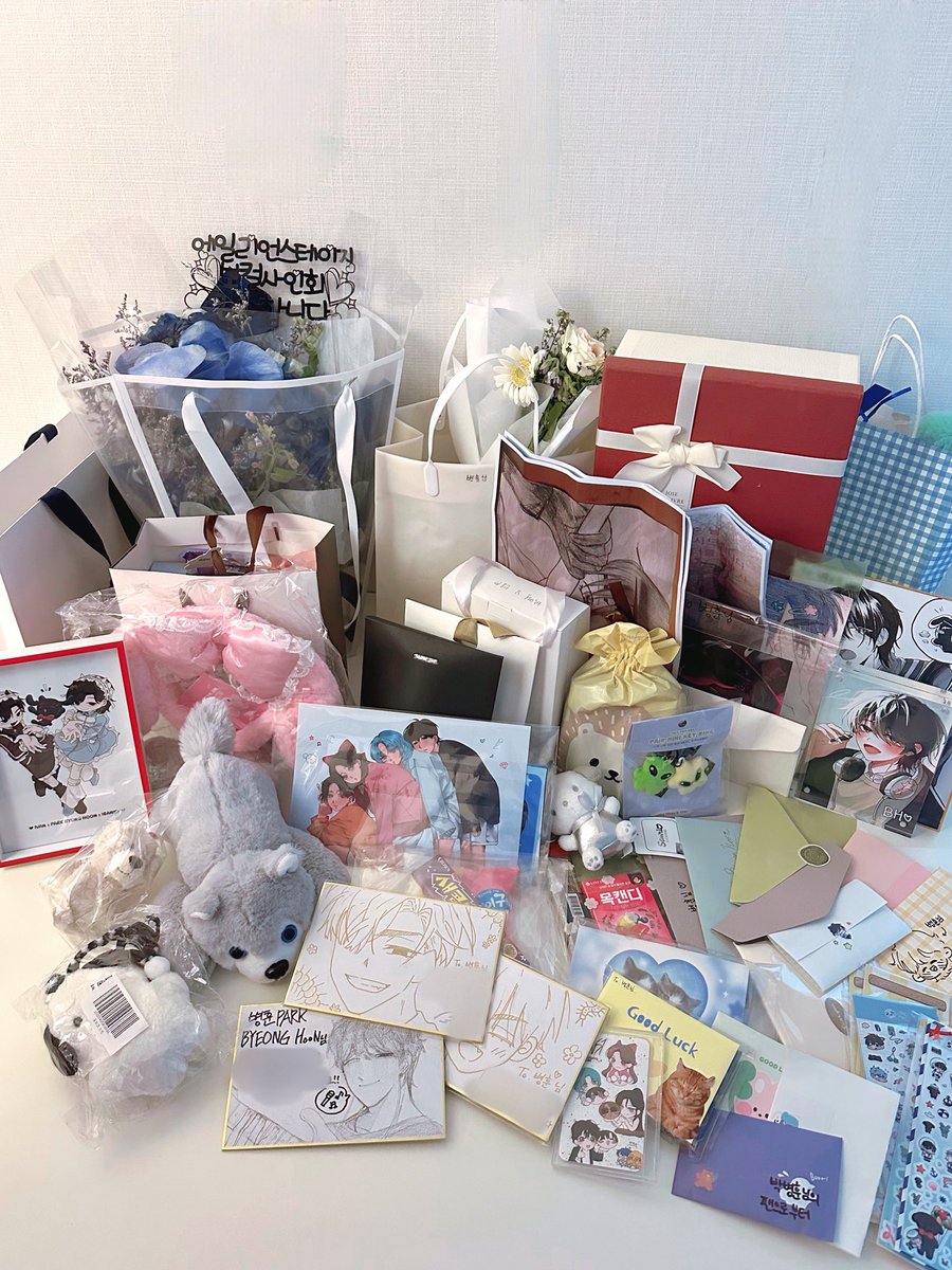blinghoon1215's tweet image. 오늘 여러분이 정성스럽게 준비해주신 선물들을 잘 받았어요!!
하나하나 꺼내보며 여러분의 마음을 느낄 수 있었어요 😭😭
시간 내어, 마음 써서 준비해줘서
정말 감사합니다 🥰🥰
그 마음 오래도록 간직하면서 앞으로도 좋은 모습으로 보답할게요 사랑합니다 🫶🫶