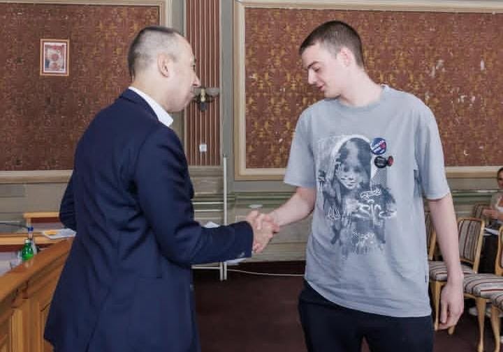 Наркоман са Правног факултета у Новом Саду, Никола Племић (<a href="/PlemicNikola/">Nikola Plemić</a>), добио је стипендију од општине Бечеј. Када су паре у питању, није му сметало ни да пружи руку председнику општине Вуку Радојевићу.

Док он узима новац од државе, другим студентима брани да полажу испите.