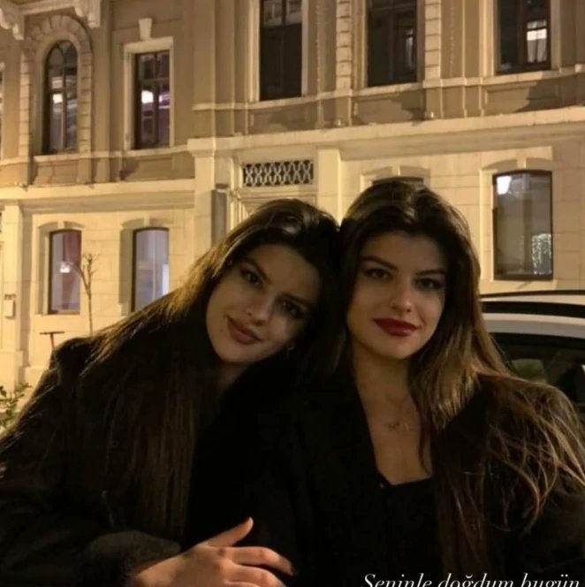 Kızkardeşini ararken her kapıyı çaldı, hepsi yüzüne kapandı

Dün yol kenarında bir valiz içerisinde kıyafetleri çıkarılmış şekilde cesedi bulunan Ayşe Tokyaz'ın ikizi, kardeşini sağ bulmak için yaptıklarını adım adım anlattı:

- Çalmadığım kapı, gitmediğim yer, aramadığım sokak