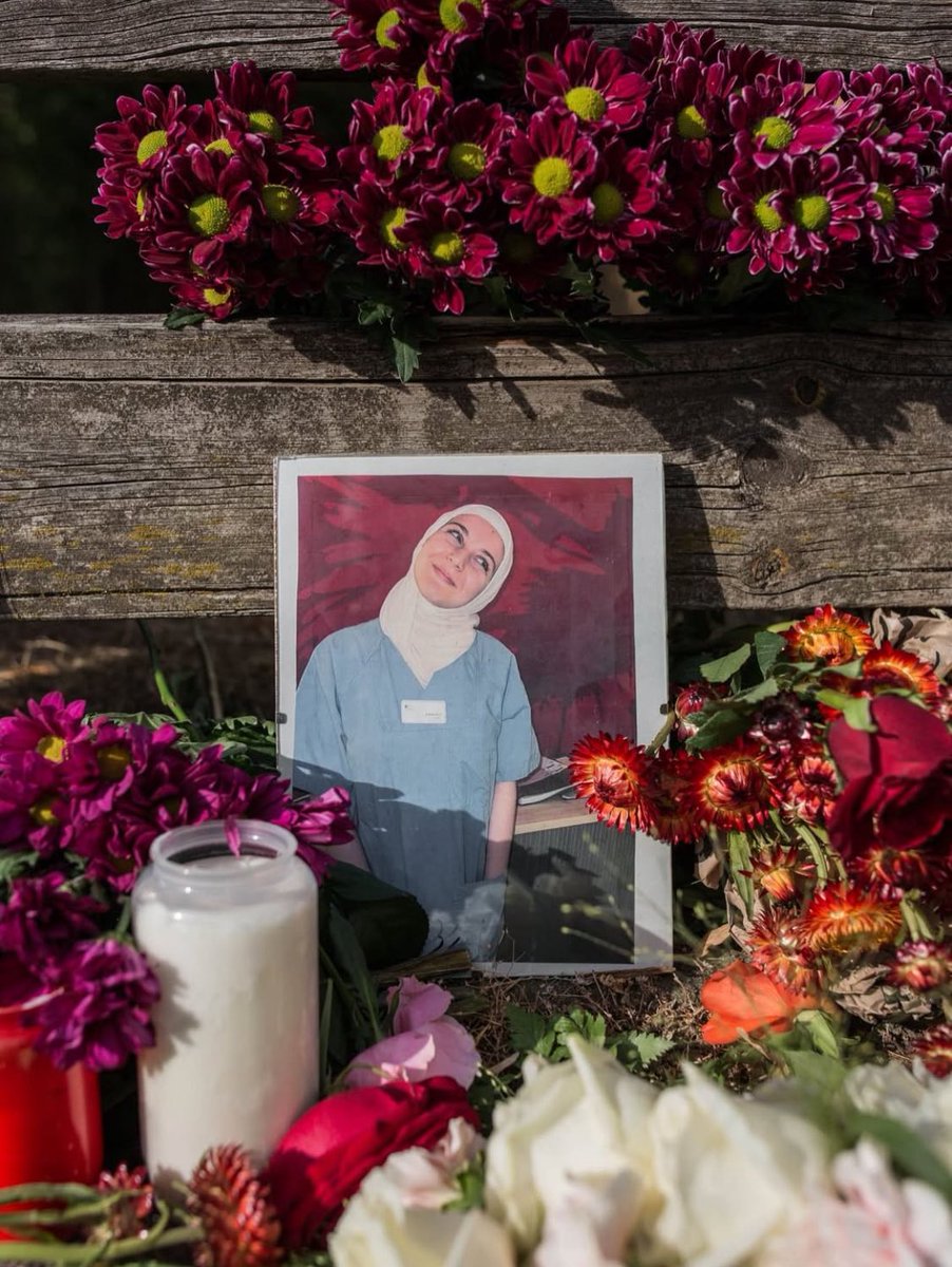 Der brutale #Messermord an unserer Schwester Rahma in #Hannover am Morgen des 4. Juli im Treppenhaus ihres Wohnhauses.

Dass in den Medien die Tat als möglicher „Femizid“ dargestellt wird, erscheint nicht nur angesichts des wachsenden Fremdenhasses und islamfeindlicher Übergriffe